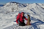 02 Alla Madonnina del Sodadura (2011 m), emergente dalla neve con vista sui Piani d'Artavaggio e verso Zuccone Campelli e Cima di Piazzo